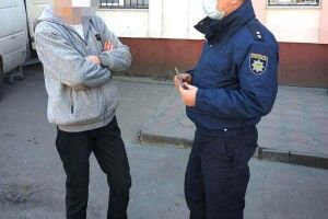 Дебошира, який бив дружину, поліцейські змусили переїхати