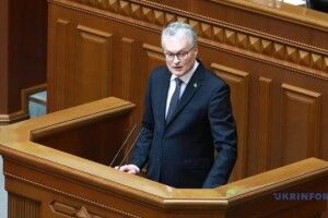 «Звертаюся достойною мовою, яку так і не змогли знищити»: президент Литви заговорив українською у Раді (Відео)