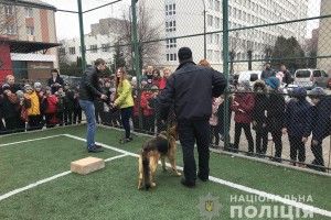 Волинські поліцейські привели до школярів вівчарку Джолі