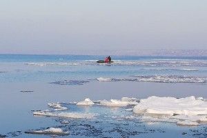 Рятувальникам довелося знімати з дрейфуючої крижини чотирьох дітей (фото)