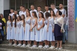 Мер волинського міста прийшов на шкільну лінійку і виголосив промову (Фото)