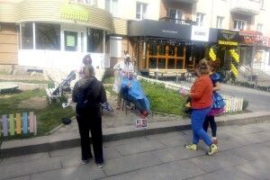 Рівненські лікарняні клоуни затіяли чарівні перукарські послуги