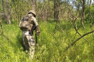 Проповз до села пів кілометра з відірваною стопою: вибухотехніки з Рівненщини рятували чоловіка (Фото, відео 18+)