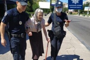 Поліцейські роти ТОР врятували бабусю