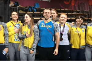 Жіноча збірна України виграла ЧЄ-2017 і затято заспівала гімн України (ВІДЕО)