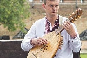 ЗМАЙСТРУВАВ КОБЗУ, ЯК В ОСТАПА ВЕРЕСАЯ