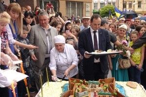 В Івано-Франківську сварилися й штовхалися через шматок святкового торта (фото)