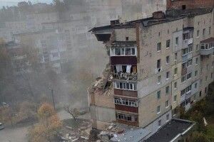 Під завалами можуть будуть люди: у Хмельницькому вибух зніс кілька поверхів будинку