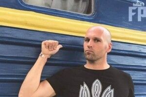 Американець 6 тижнів учився «виживати» в Україні - ловив жаб, копав колодязь і продавав кукурудзу (Відео)