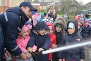 Луцька малеча взяла участь у ліквідації пожежі (фото)