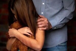 На Рівненщині молодик сяде за ґрати за сексуальне насильство над маленькою сестрою