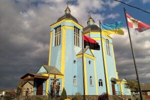 У райцентрі на Волині біля храму встановили прапор УПА