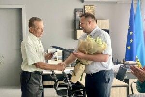 «Він ніколи не стоїть осторонь життя громади, допомагає, волонтерить»: на Волині привітали з ювілеєм батька Героя України
