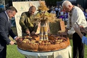 Волинські майстрині спекли гігантський калач, щоб допомогти військовим