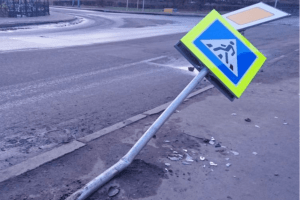 У Луцьку водій зніс знак і «дав по газам» (Відео)