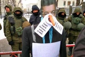 Під Банковою поставили пам'ятник Порошенкові-«брехуну» (фото)