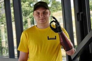 За допомогою штучної руки воїн може зав’язувати шнурівки і їздити на мотоциклі