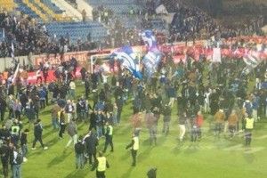Стадіон дав тріщину: в Португалії перервали футбольний матч через можливий обвал трибуни 