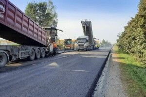 Біля Луцька асфальтують ділянку траси: на дорозі можливі затори