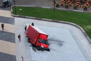 Не протримався і доби: вантажівка провалила новий фонтан у центрі Києва (Фото)