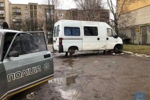 Поставили бус на цеглини — все, як у 90-ті