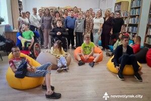 У місті на Волині діти з інвалідністю долучилися до плетіння маскувальних сіток 