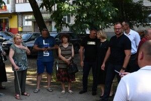 Міський голова Луцька обговорив із мешканцями будинку на Соборності, 19 проєкт ремонту тутешнього двору