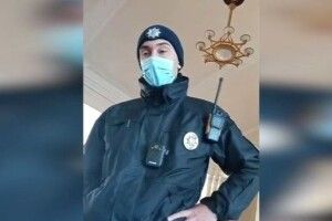 Патрульний на вокзалі вимагав від чоловіка їсти пиріжок в масці: момент потрапив на камеру (Відео)