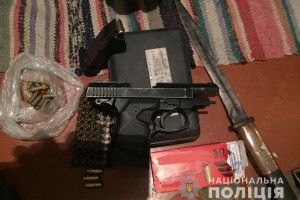 Поліцейські вилучили у волинянина гранати, пістолети та набої (Фото)