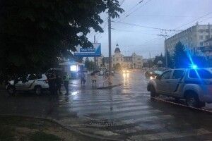 Велосипедист, який зірвав номери з автівки поліцейських у Луцьку, ще й ударився головою