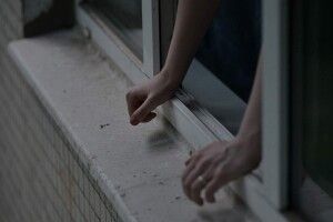Посварилася з хлопцем: 16-річна дівчина з Волині вистрибнула з вікна багатоповерхівки у Києві