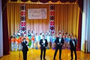 У Вересневому заслужені артисти привітали матусь (Фото)