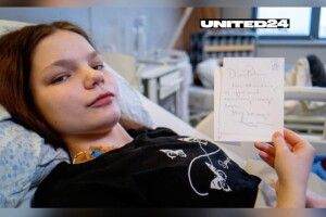 Анджеліна Джолі підтримала поранену дівчинку з Ізюма