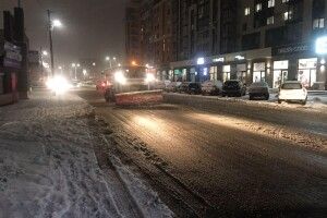У Луцьку 11 тракторів чистять від снігу вулиці (Фото, відео)