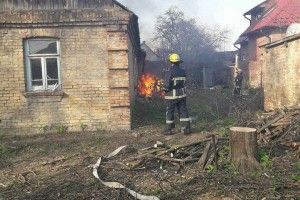 Розвели на подвір’ї багаття – і мало не залишилися без хати