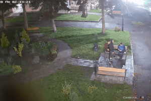 У громаді під Луцьком просять впізнати хлопців, які пошкодили благоустрій (Відео)
