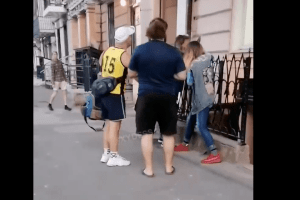 «Відпусти мене»: чоловік посеред вулиці душив батогом дівчину, яку називав донькою (Відео моменту)