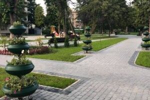 Як зараз виглядає сквер у центрі Луцька на місці квіткового ринку