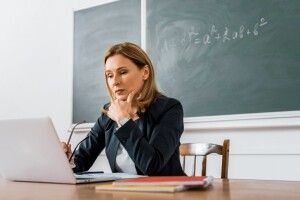 Луцьк вимагає від Уряду підняти зарплати педагогам