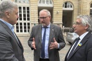 Порошенко закликав сенаторів Франції підтримати запрошення України до НАТО