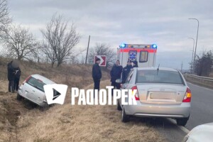 Біля Рівного авто злетіло з дороги: є потерпілі 