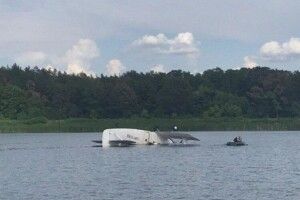 Літак «пірнув» в озеро у Києві (Відео)
