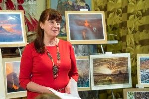 О-о-отакенний букет із… волинської городини вручила «Волинь-нова» поетесі  Ніні Омріяній-Бай!