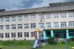 Після удару учениця відлетіла до дошки: директор сільської школи систематично знущався з дітей