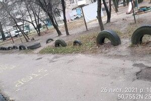 Небезпечні для здоров’я: лучан просять повідомляти про старі шини у їхніх дворах