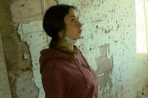 На Волині сироту поселили в напівзруйнованій хаті без світла та води (Відео)