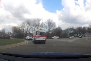У Луцьку поліцейські з сиреною розчищали шлях для швидкої з двомісячною дитинкою (Відео)