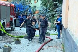 Нічна атака на Львів: ракета росіян влучила в багатоповерхівку, є загиблі та поранені