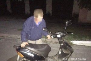 В Острозі бувалому в бувальцях рецидивістові приглянувся чужий мопед