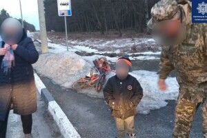 На Волині виявили маленького хлопчика, який катався велосипедом без нагляду дорослих (Фото)